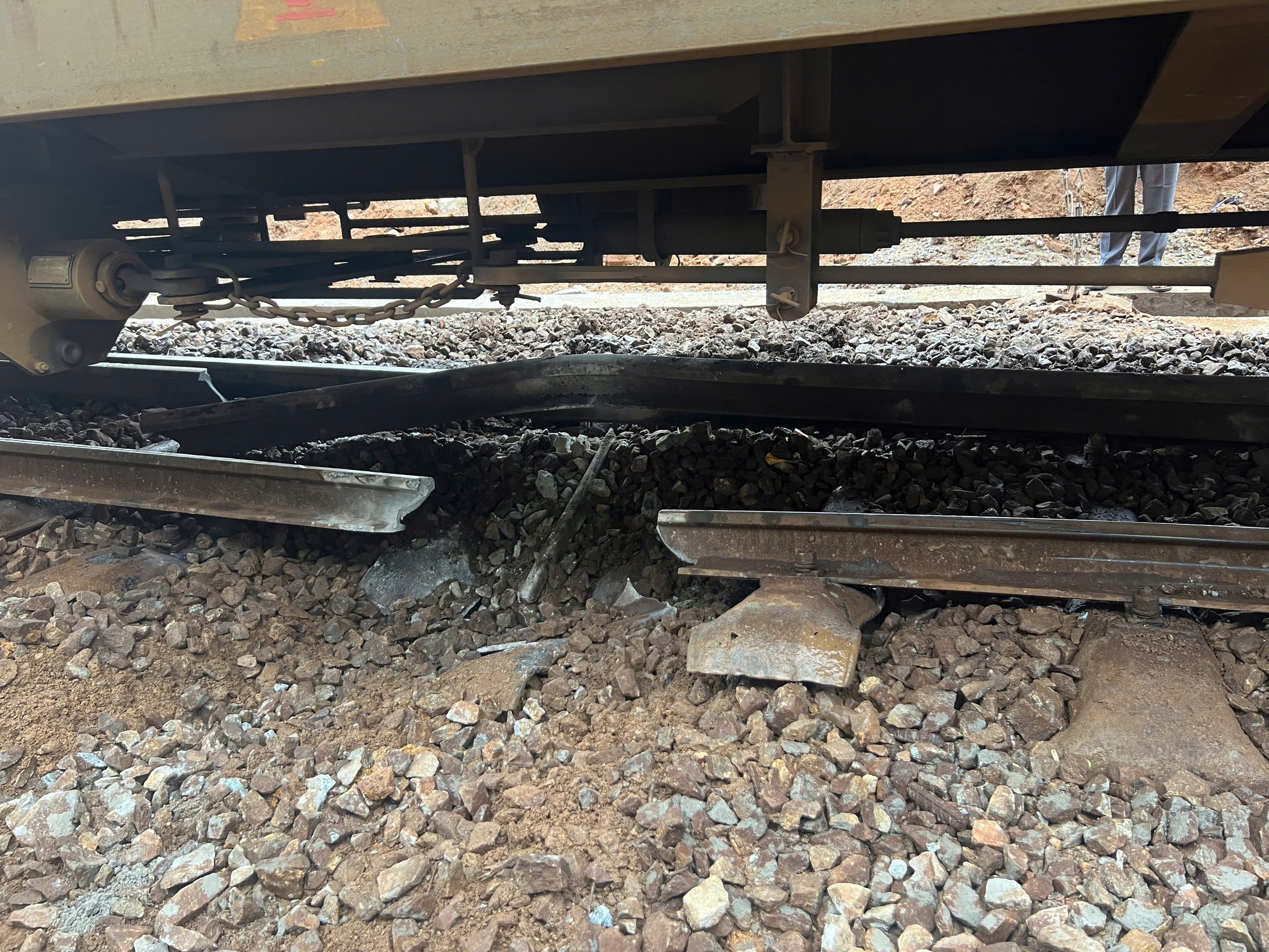 Tàu hàng trật bánh trên đèo Hải Vân- Ảnh 1.