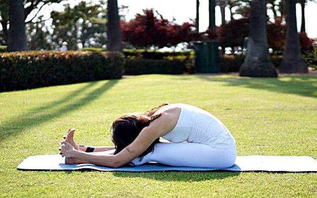 5 tư thế yoga thư giãn trước khi ngủ, giúp sâu giấc hơn