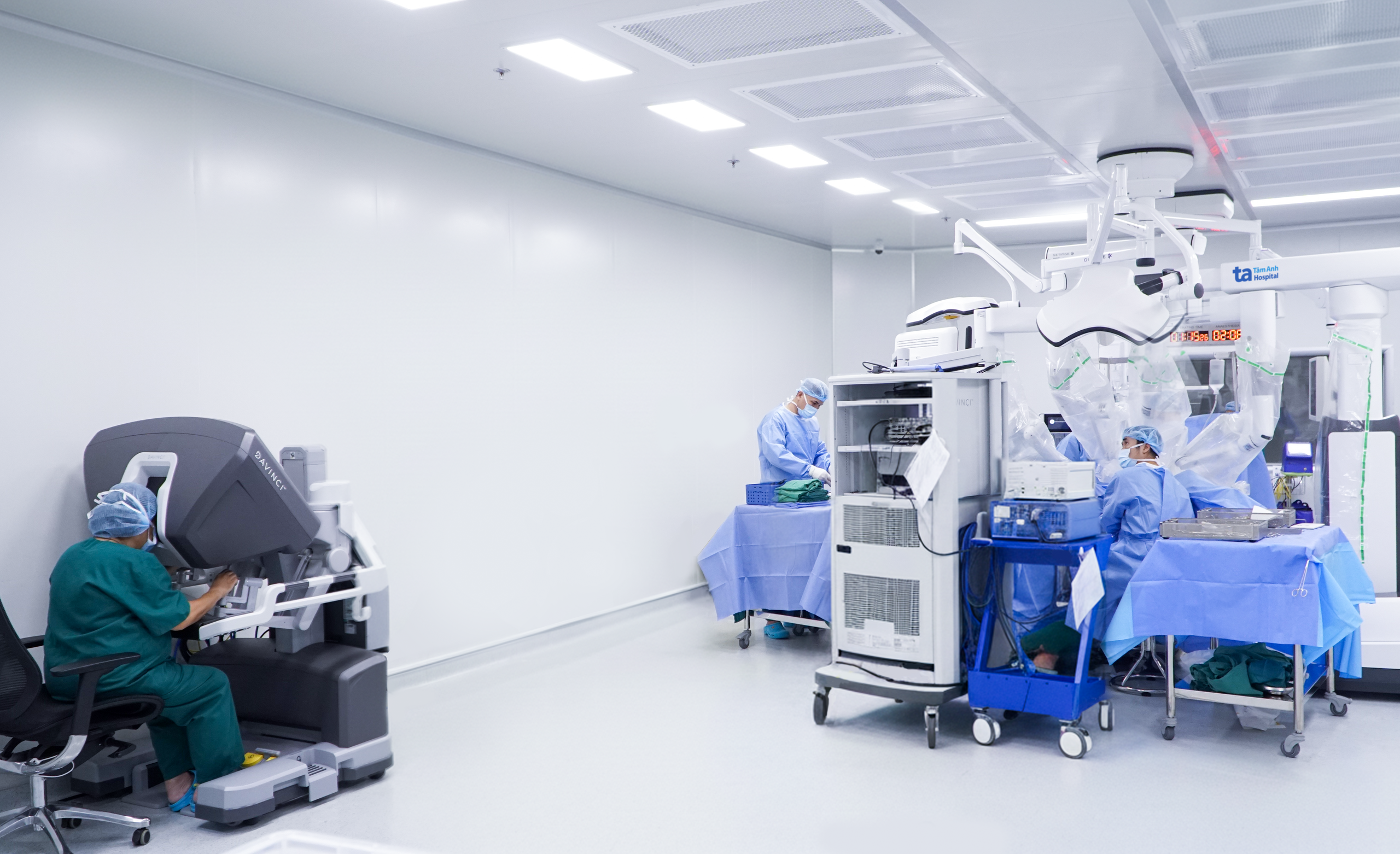 Gần 200 bác sĩ sản phụ khoa, ngoại khoa Việt Nam được huấn luyện phẫu thuật robot- Ảnh 2.