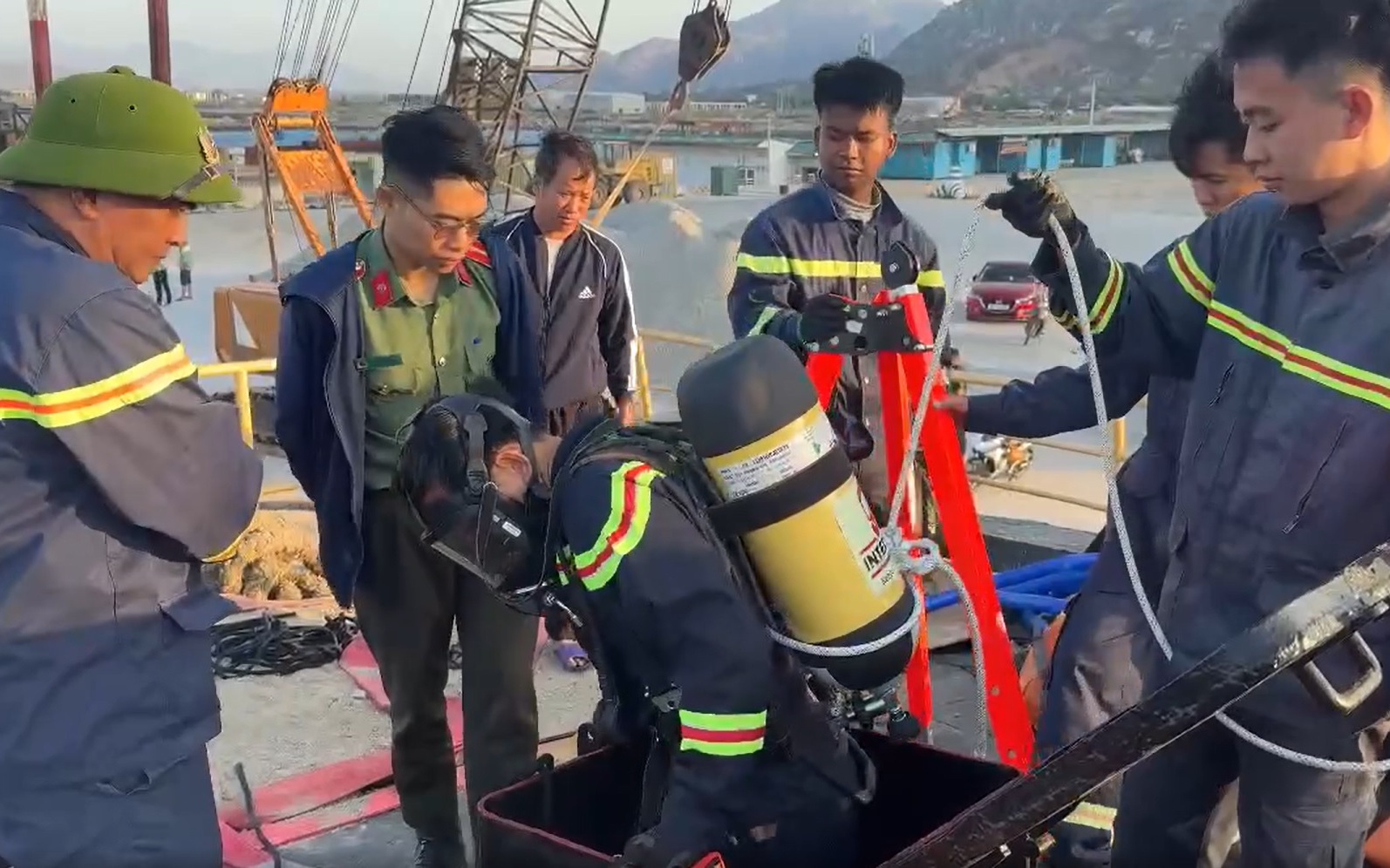 Tai nạn trên tàu chở hàng khiến 3 người tử vong nghi do điện giật- Ảnh 3.