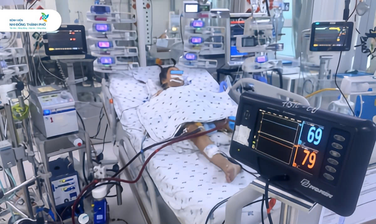 Bé 11 tuổi bị co giật do biến chứng viêm cầu thận sau viêm họng liên cầu- Ảnh 1.