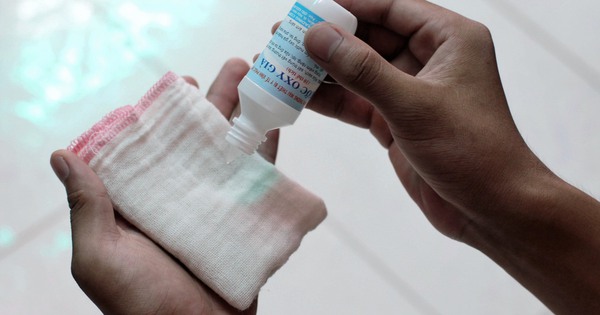 Vì sao không nên dùng oxy già để sát trùng vết thương thông thường?