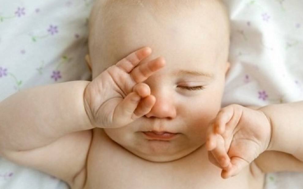 Viêm kết mạc ở trẻ sơ sinh do đâu?