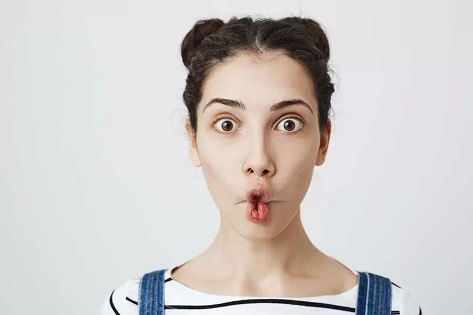 7 bài tập cơ mặt giúp chống chảy xệ, loại bỏ nọng cằm- Ảnh 3.