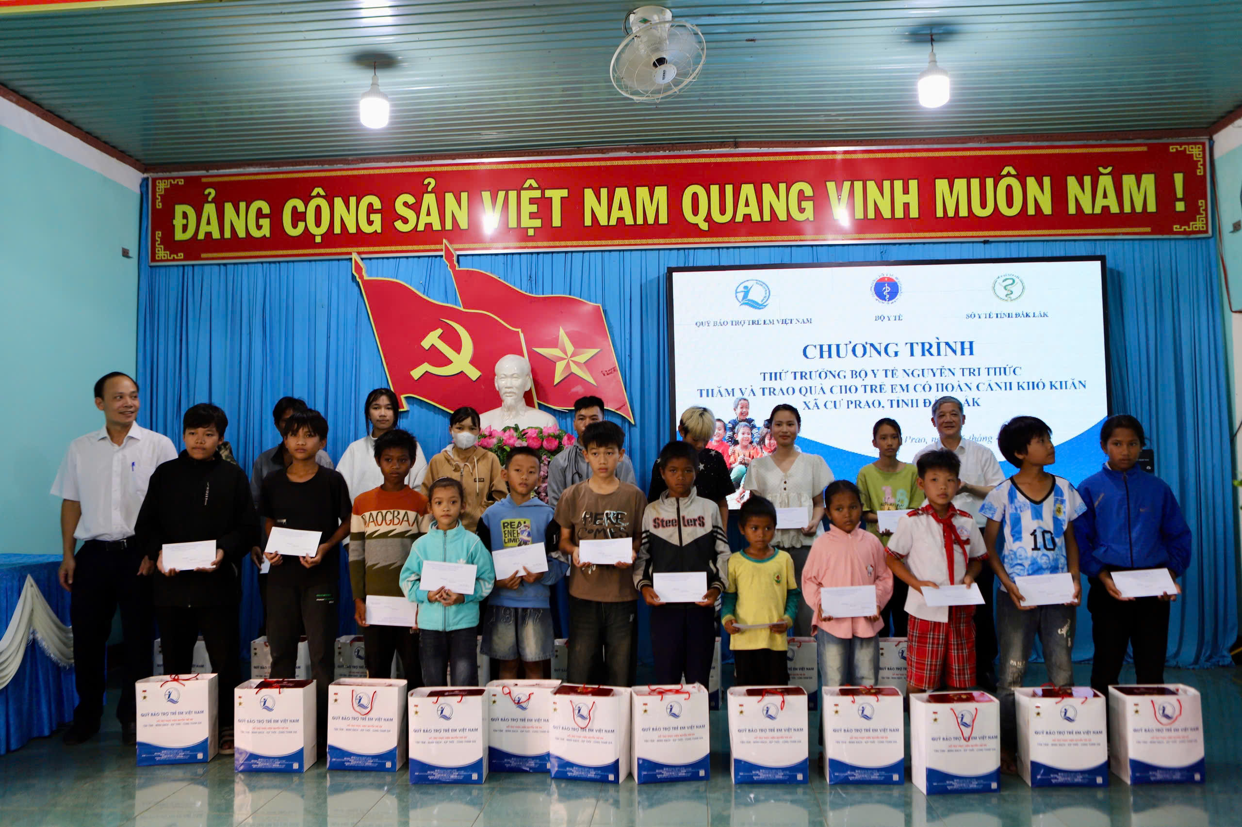 Đoàn công tác Bộ Y tế thăm, tặng quà cơ sở y tế và trẻ em có hoàn cảnh khó khăn ở Đắk Lắk- Ảnh 13.