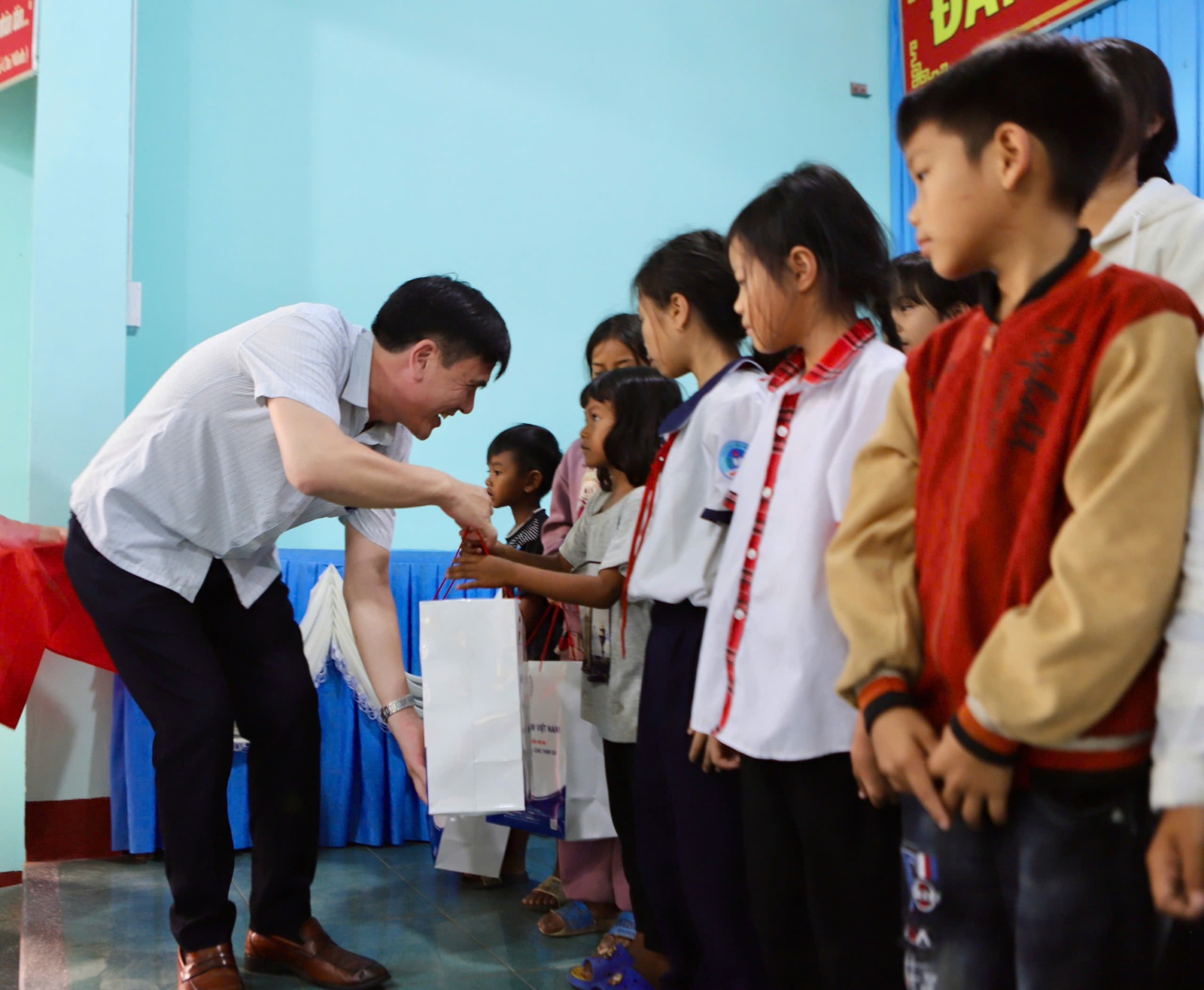 Đoàn công tác Bộ Y tế thăm, tặng quà cơ sở y tế và trẻ em có hoàn cảnh khó khăn ở Đắk Lắk- Ảnh 12.