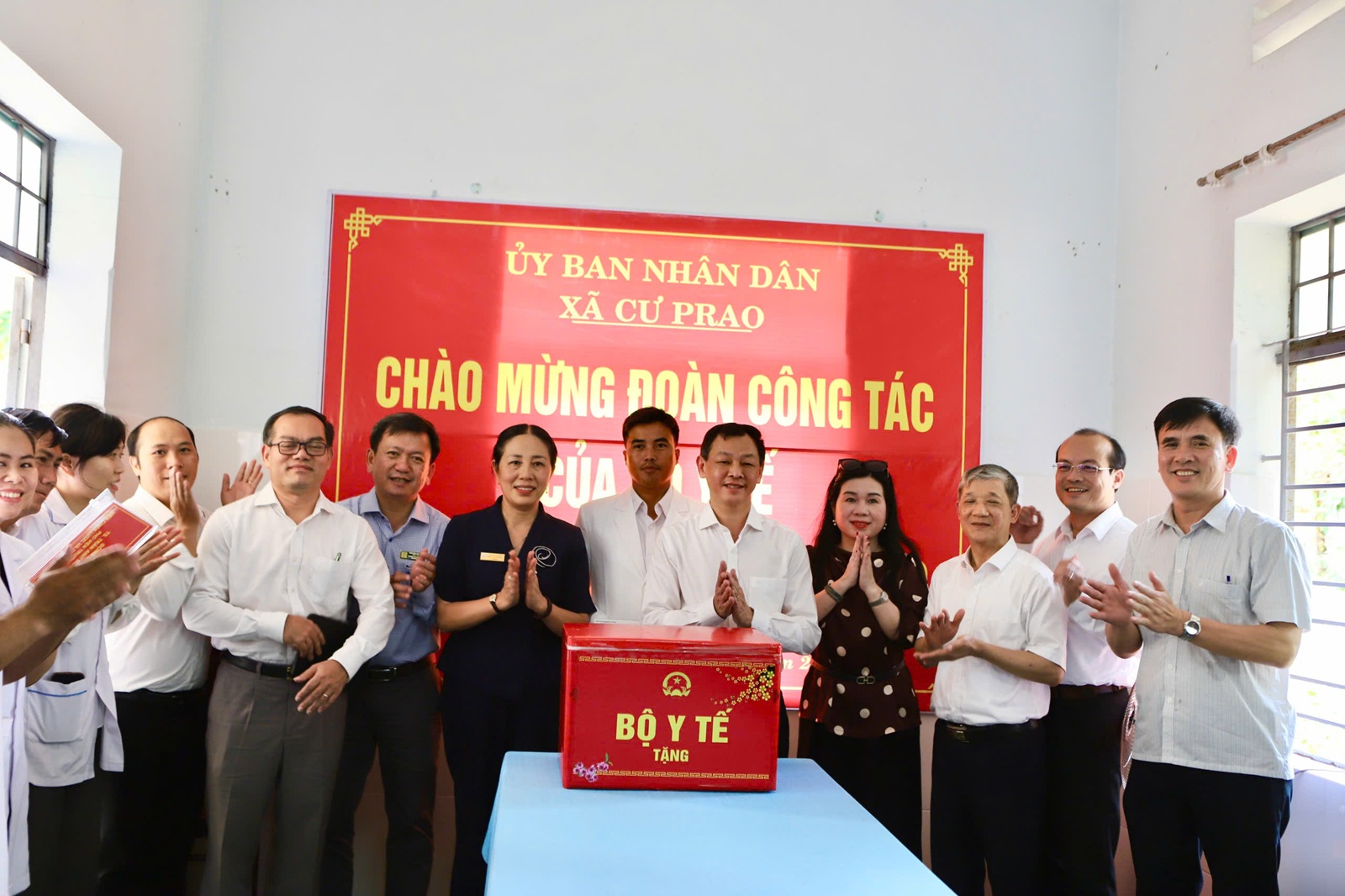 Đoàn công tác Bộ Y tế thăm, tặng quà cơ sở y tế và trẻ em có hoàn cảnh khó khăn ở Đắk Lắk- Ảnh 6.