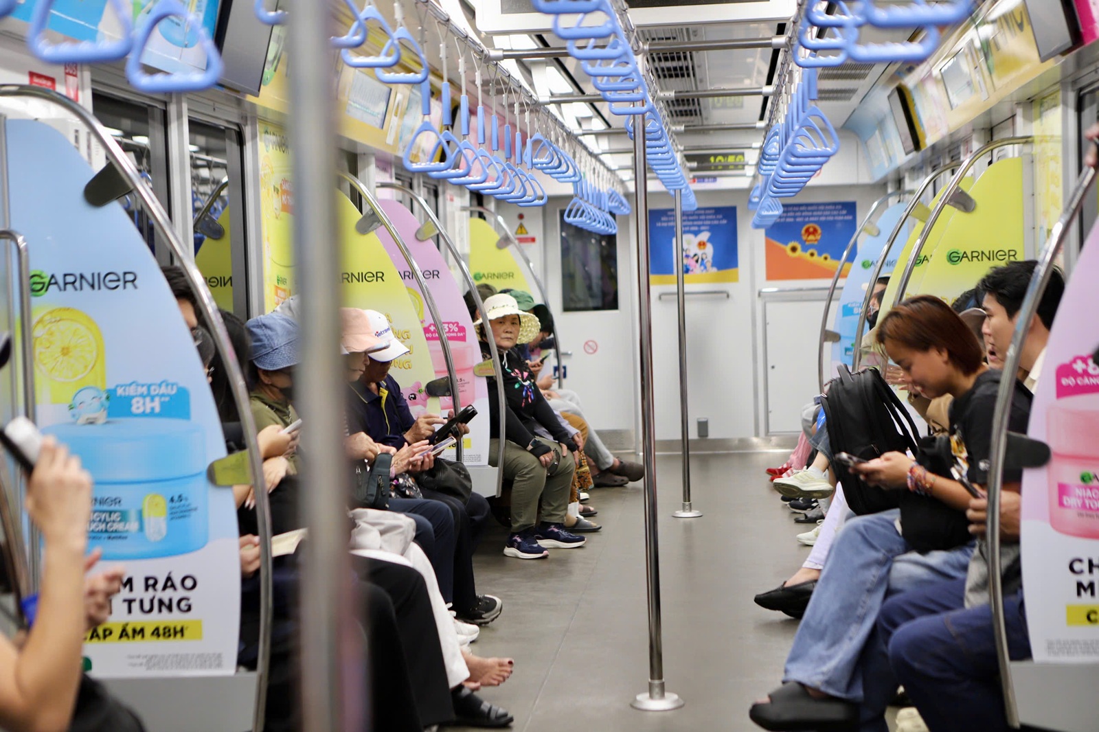 Giá xăng tăng, người dân TPHCM chuyển sang tàu điện, xe buýt- Ảnh 1.