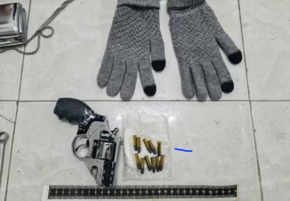 Bắt giữ 2 người trộm túi xách hàng hiệu, phát hiện thêm súng tự chế- Ảnh 2.