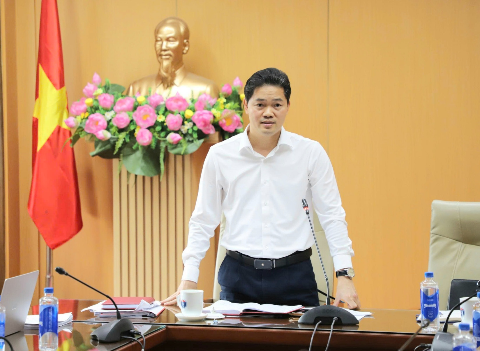 Thúc đẩy hoàn thiện thể chế về phụ cấp đặc thù, hỗ trợ hàng tháng để tăng cường chính sách đãi ngộ nhân lực y tế- Ảnh 2.