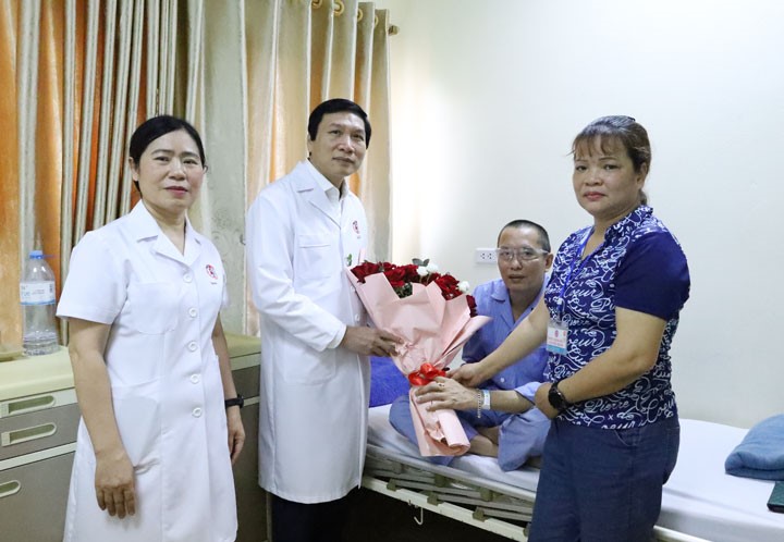 Niềm vui ngày ra viện của những người bệnh được ghép tạng thành công tại Bệnh viện Việt Nam - Thụy Điển Uông Bí- Ảnh 2. Niềm vui ngày ra viện của những người bệnh được ghép tạng thành công tại Bệnh viện Việt Nam - Thụy Điển Uông Bí- Ảnh 2.
