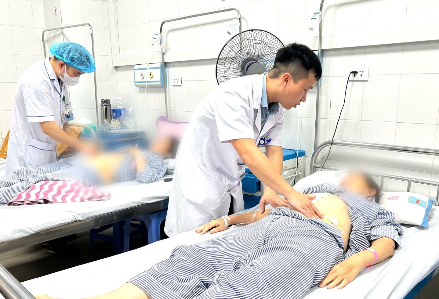 Người phụ nữ phát hiện mang khối u dạ dày kích thước khổng lồ từ triệu chứng bất thường- Ảnh 2.