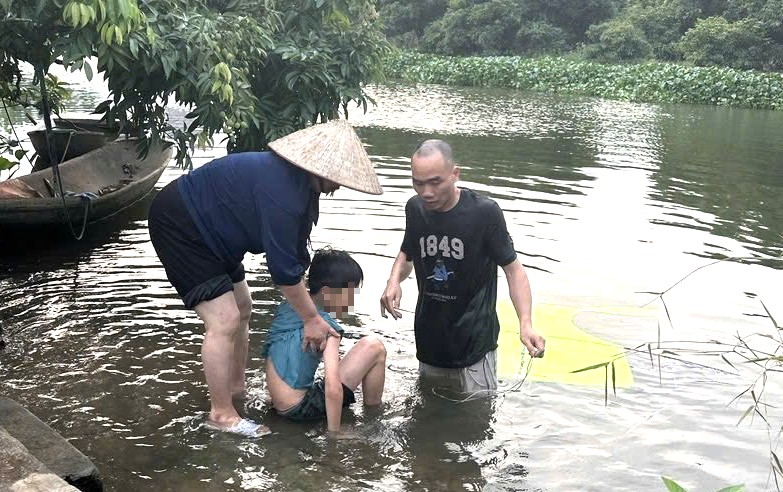 Cố bơi ra sông lấy lại diều đứt dây, bé trai 12 tuổi suýt chết đuối- Ảnh 1. Cố bơi ra sông lấy lại diều đứt dây, bé trai 12 tuổi suýt chết đuối- Ảnh 1.