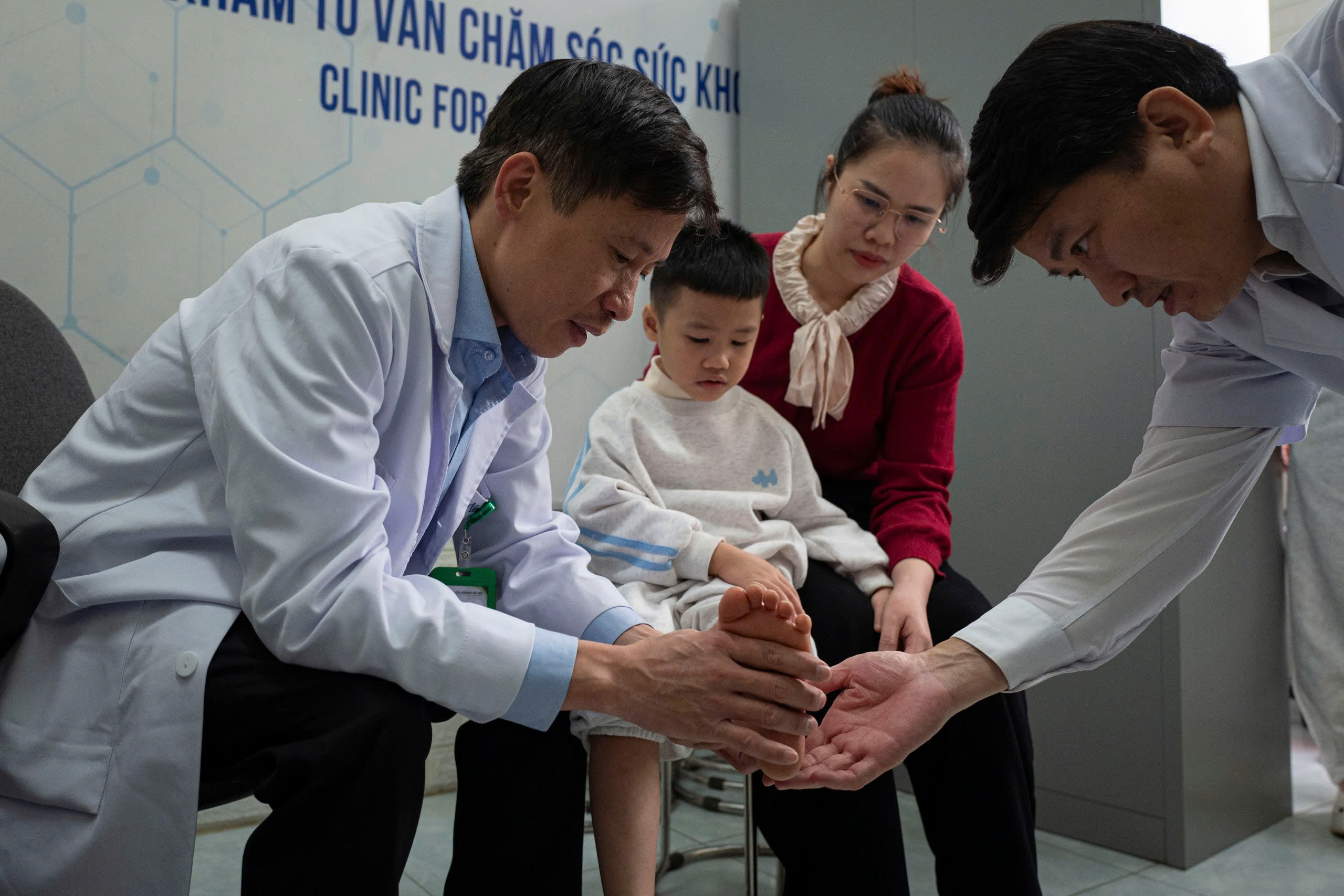PGS.TS.BS Nguyễn Mạnh Khánh - Người giữ lửa tri thức, nối dài y đức- Ảnh 2. PGS.TS.BS Nguyễn Mạnh Khánh - Người giữ lửa tri thức, nối dài y đức- Ảnh 2.