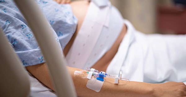 Virus Ebola có ảnh hưởng đến phụ nữ mang thai và cho con bú không?