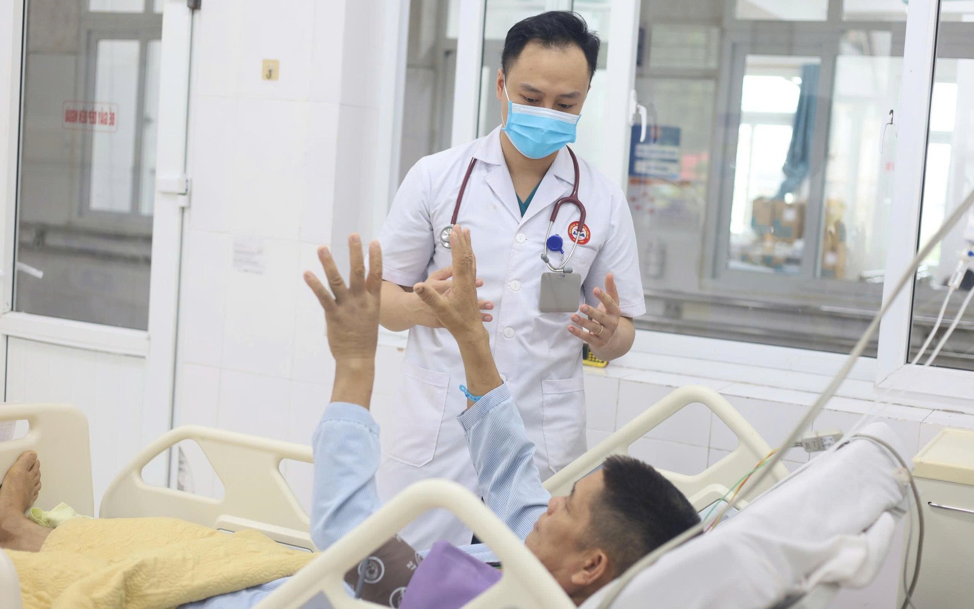 Cứu sống người đàn ông nguy kịch nghi ngộ độc rượu