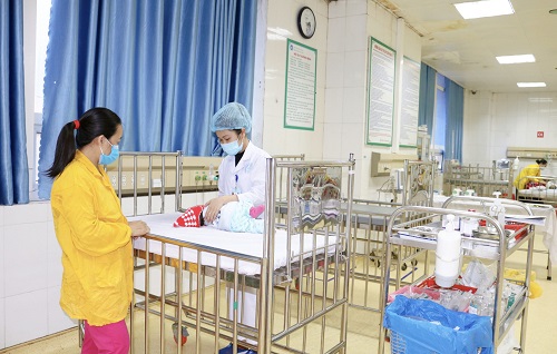 Rửa mũi bằng nước muối sinh lý sai cách trẻ phải đi cấp cứu