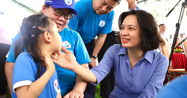Thứ trưởng Bộ Y tế Nguyễn Thị Liên Hương thăm và tặng quà cho trẻ em khuyết tật tại TPHCM