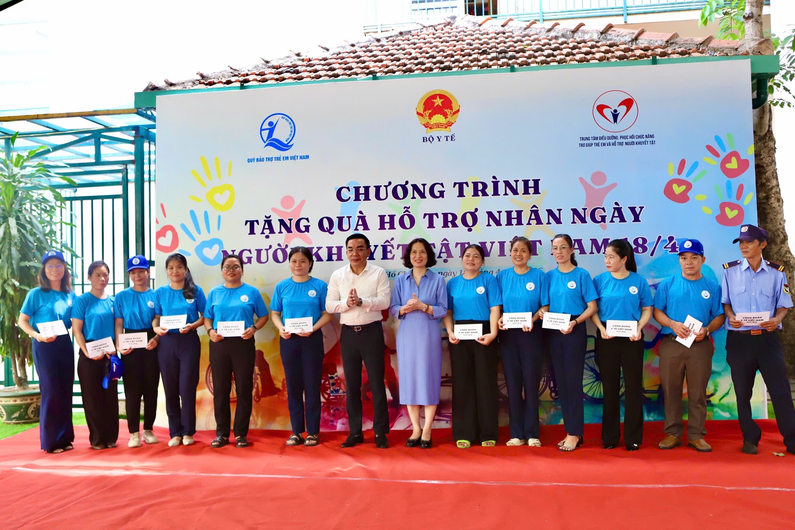 Thứ trưởng Bộ Y tế Nguyễn Thị Liên Hương thăm và tặng quà cho trẻ em khuyết tật tại TPHCM- Ảnh 5.