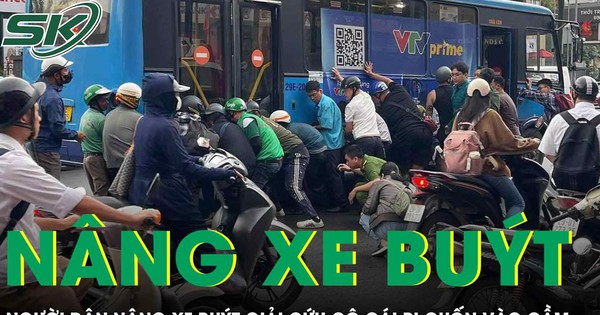 Khoảnh khắc người dân hợp sức nâng xe buýt giải cứu cô gái bị cuốn vào gầm xe