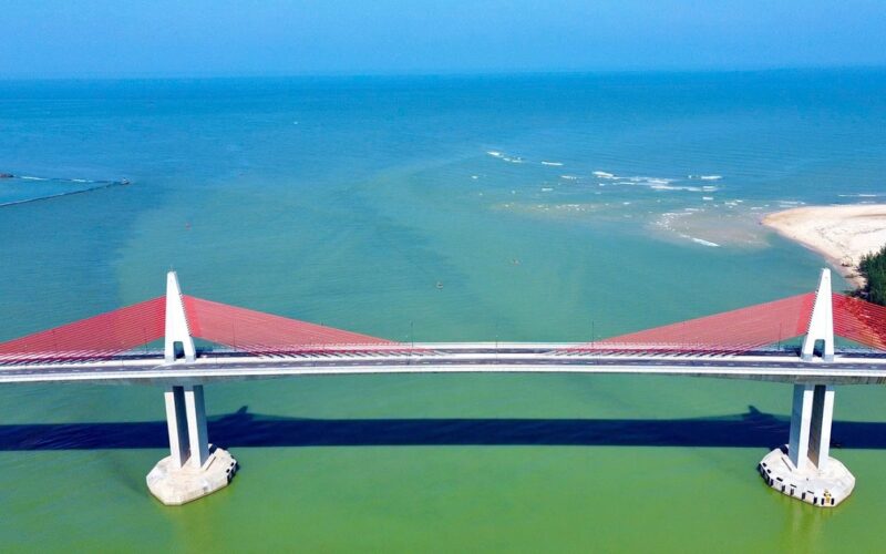 Thông xe cầu vượt cửa biển ở Huế, người dân đổ về chụp ảnh, ngắm cảnh