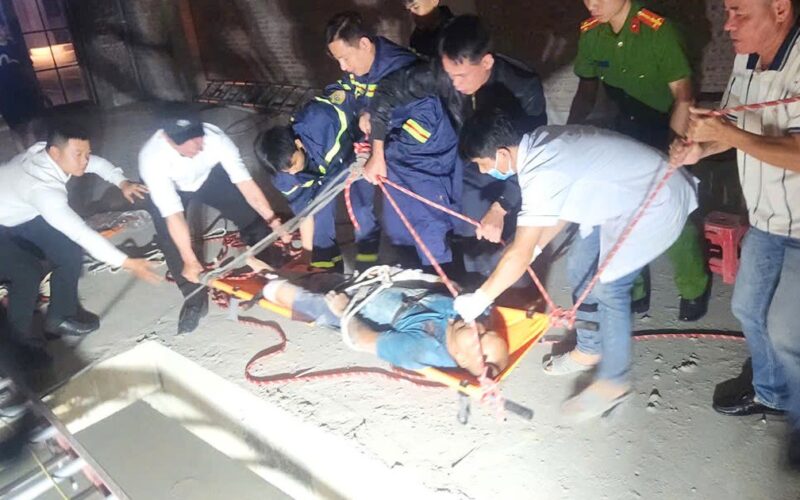 Bị ngã dưới tầng hầm sâu, người đàn ông may mắn được công an cứu sống