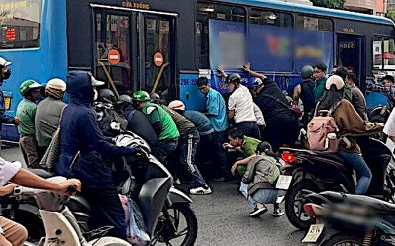 Nguyên nhân vụ tai nạn khiến một phụ nữ mắc kẹt dưới gầm xe buýt ở Hà Nội