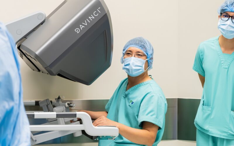 Robot da Vinci Xi tích hợp công nghệ ICG giúp bác sĩ FV cắt u phổi chính xác, bảo tồn tối đa mô lành