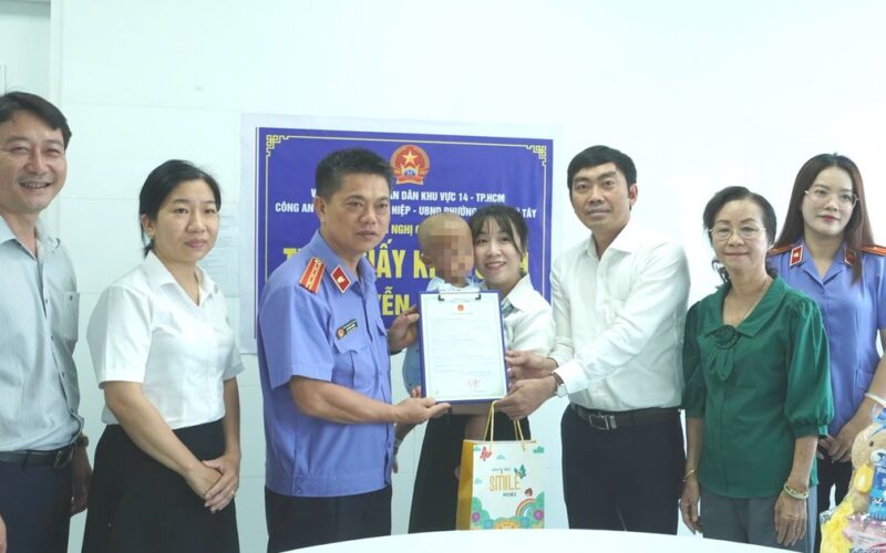 Bé 2 tuổi bị mẹ và cha dượng bạo hành được trao giấy khai sinh tại bệnh viện
