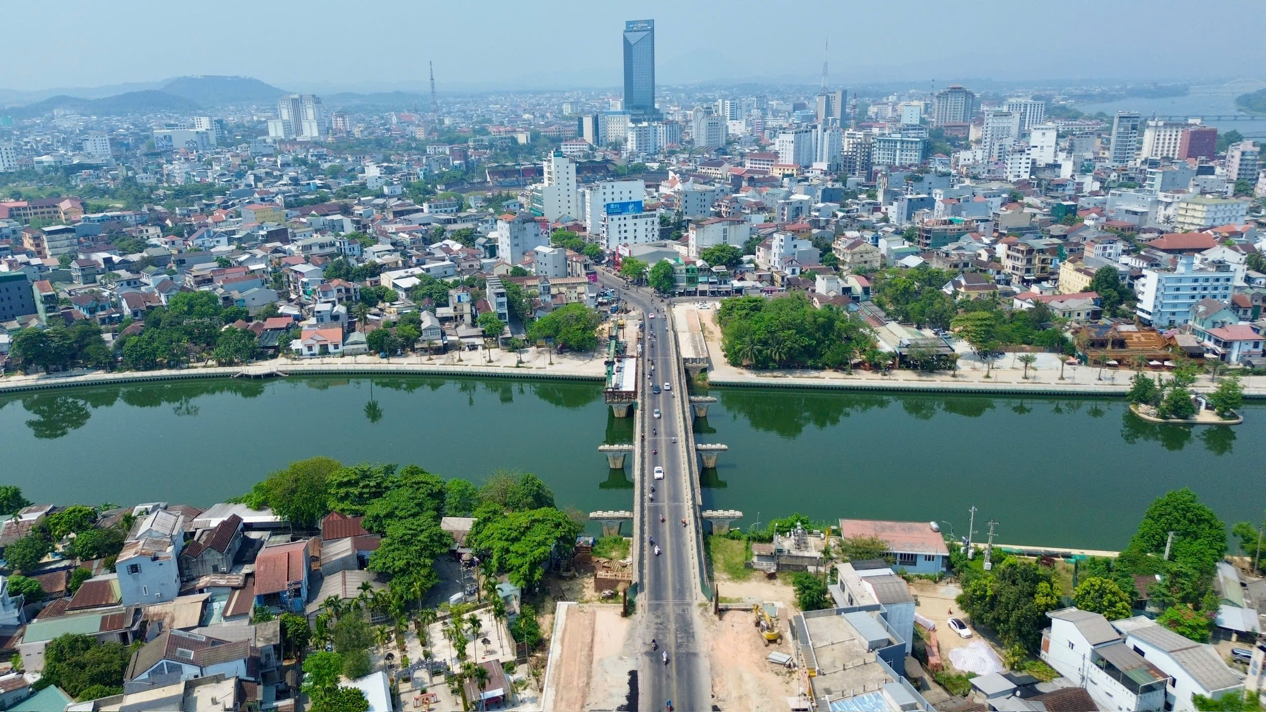 hien-trang-2-cong-trinh-tram-ty-o-hue-sau-khi-nha-thau-bi-sa-thai-vi-cham-tien-do-17764231277901717718397 Dự án hơn trăm tỷ ở Huế bao giờ hoàn thành sau khi nhà thầu bị sa thải?- Ảnh 1.
