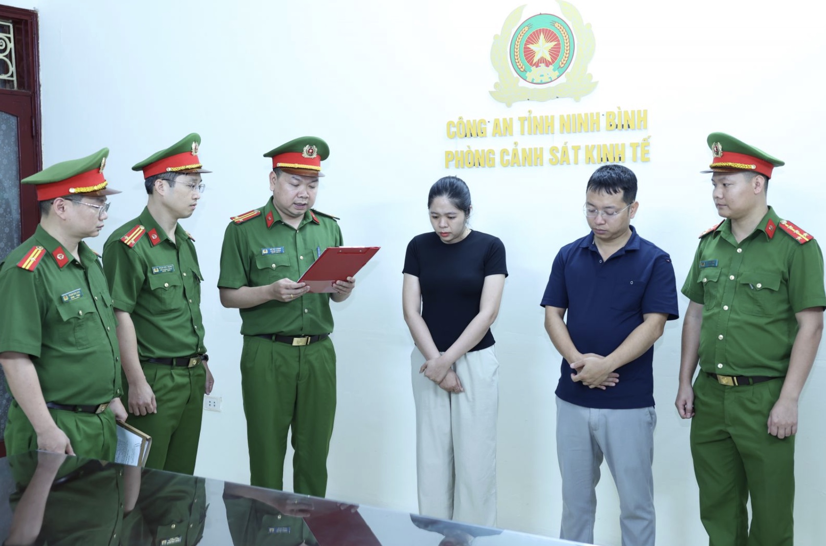 hinh-anh-8-5-26-luc-1810-1778238660115938176835 Khởi tố 2 đối tượng vì dàn xếp đấu giá 14 lô đất- Ảnh 1.