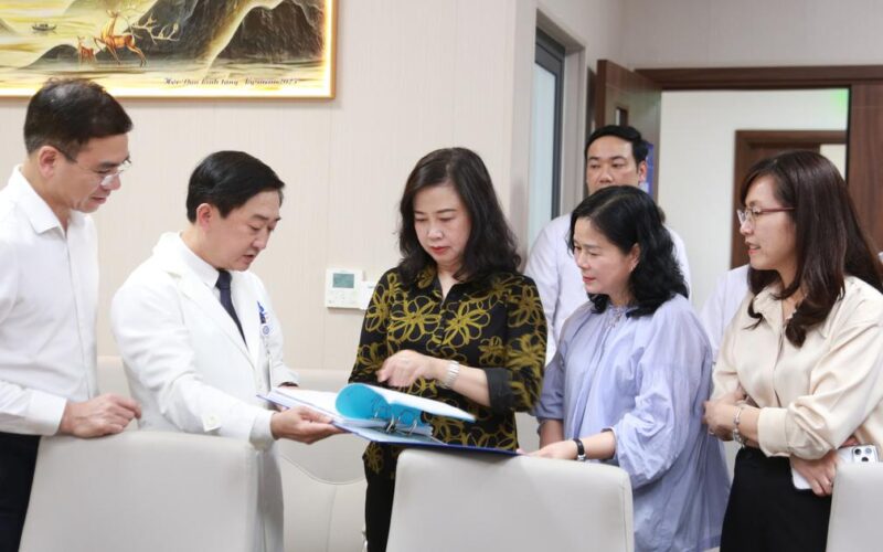 Bộ trưởng Bộ Y tế Đào Hồng Lan: Nghệ An cần đẩy mạnh tầm soát ung thư, chăm sóc sức khỏe ‘từ sớm, từ xa’
