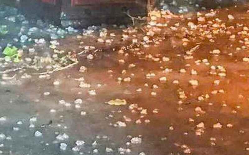 Hà Nội: Mưa đá bất ngờ tối 2/5, cảnh báo dông lốc diện rộng
