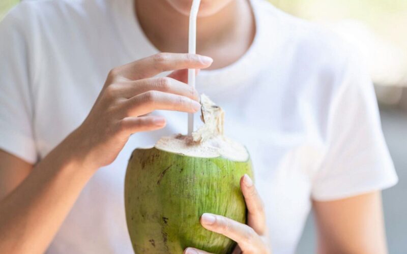 3 thời điểm uống nước dừa tốt nhất cho sức khỏe