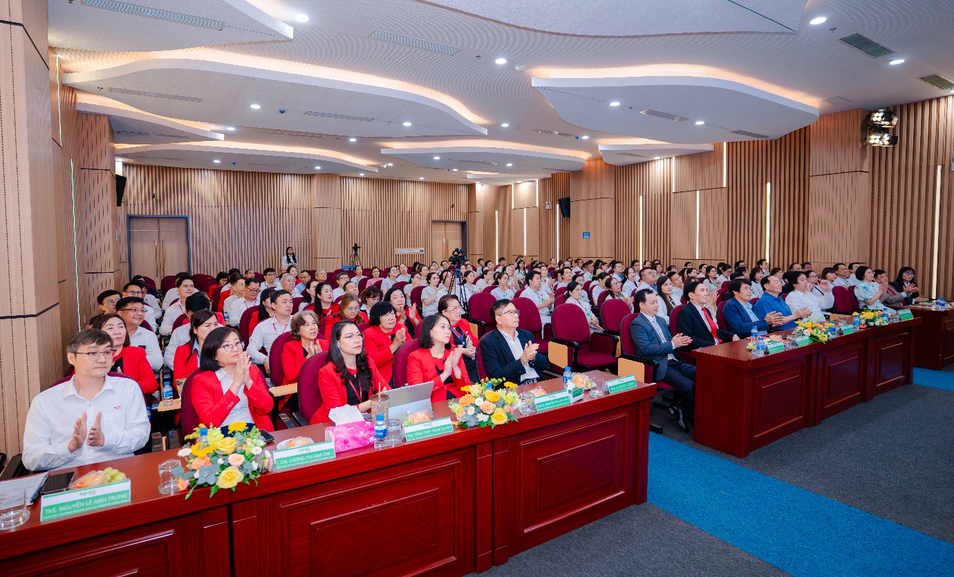 photo-1778569606403-1778569606780489431485 Bổ nhiệm GS.TS.BSCKII Phạm Văn Lình làm Giám đốc Bệnh viện Vạn Phúc- Ảnh 4.