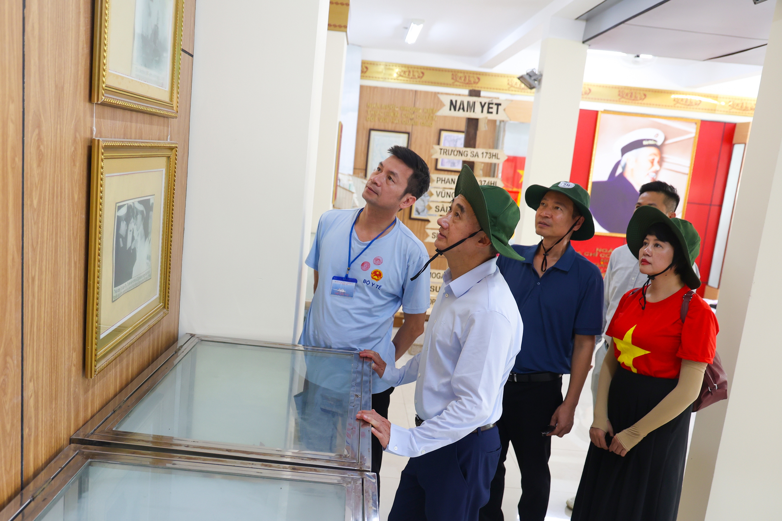 ptt7292-17785471889391999564438 Thứ trưởng Trần Văn Thuấn: Sự cống hiến của cán bộ y tế ở Trường Sa là nguồn nội lực mạnh mẽ để phát triển hệ thống y tế biển đảo- Ảnh 12.