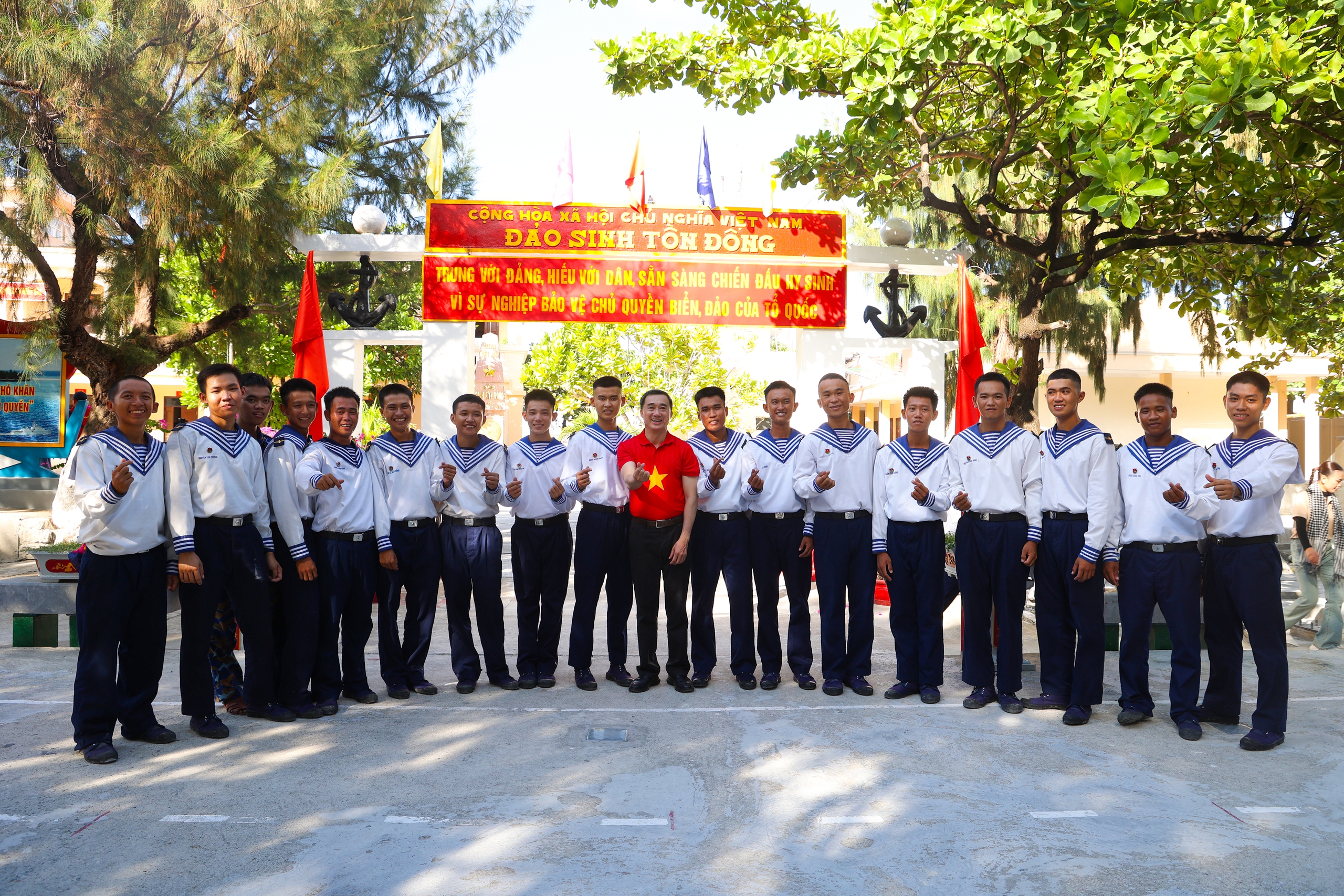 ptt8517-17785466358541523926861 Thứ trưởng Trần Văn Thuấn: Sự cống hiến của cán bộ y tế ở Trường Sa là nguồn nội lực mạnh mẽ để phát triển hệ thống y tế biển đảo- Ảnh 9.
