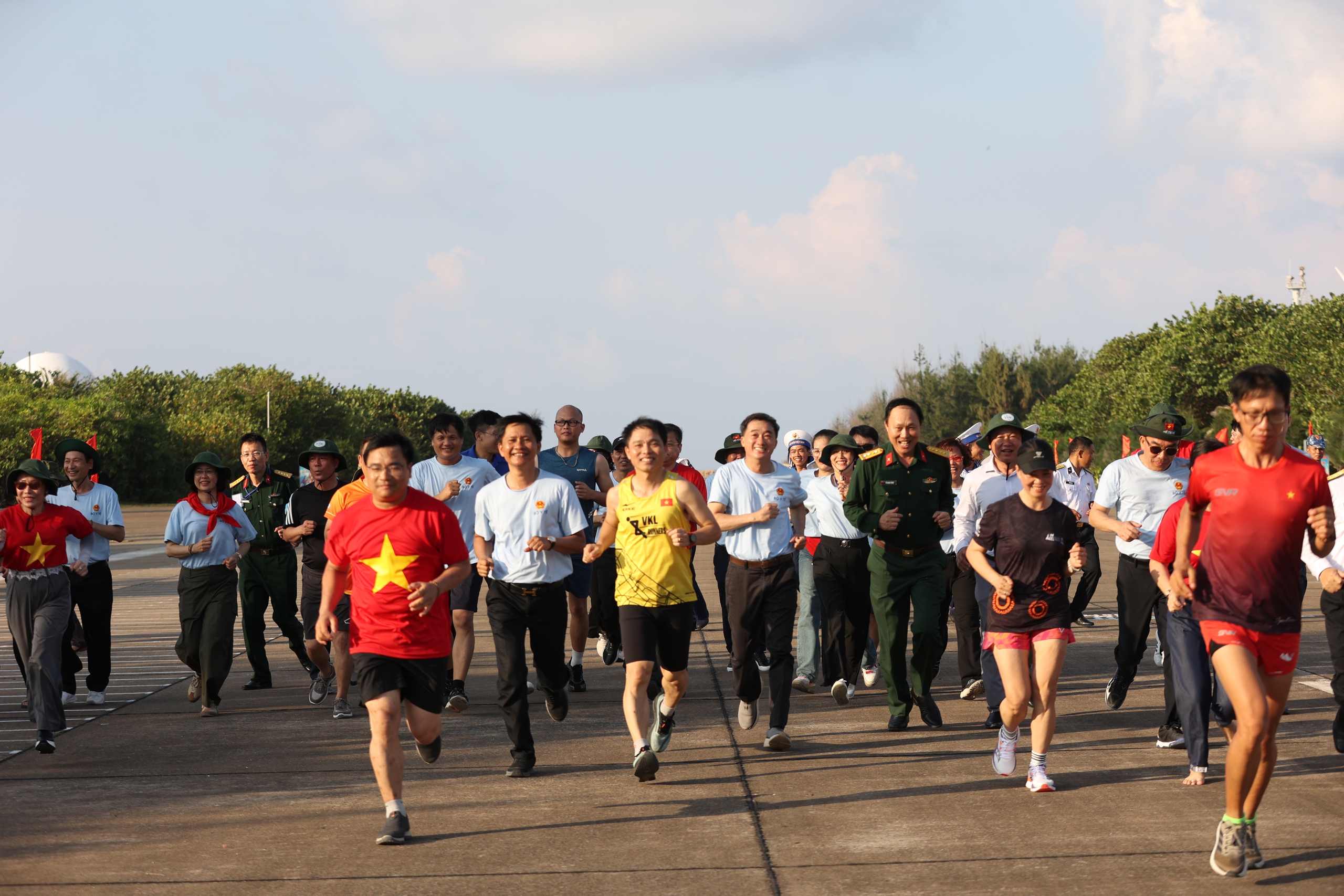 ptt8840-1778546636034186911012 Thứ trưởng Trần Văn Thuấn: Sự cống hiến của cán bộ y tế ở Trường Sa là nguồn nội lực mạnh mẽ để phát triển hệ thống y tế biển đảo- Ảnh 6.
