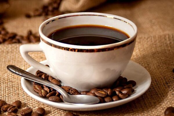 Tiêu thụ quá 400 mg caffeine mỗi ngày có thể gây mất canxi và loãng xương?