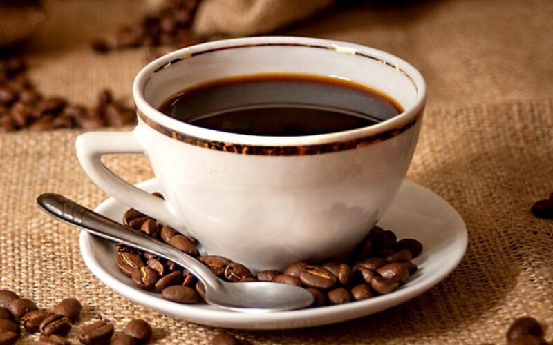 Tiêu thụ quá 400 mg caffeine mỗi ngày có thể gây mất canxi và loãng xương?