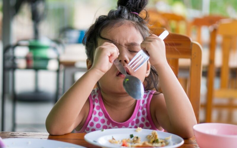 Cân bằng dinh dưỡng khi trẻ sinh hoạt thất thường trong ngày hè