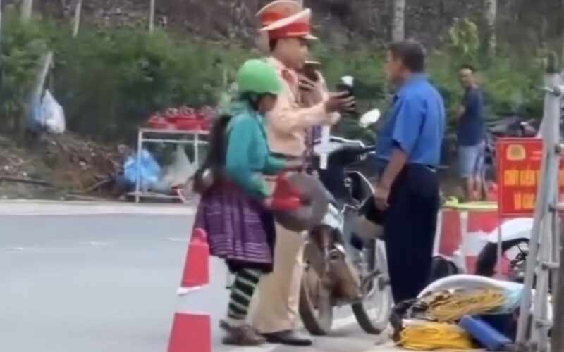 Video vợ mang chiêng ‘làm lễ’ khi chồng bị giữ xe do vi phạm nồng độ cồn