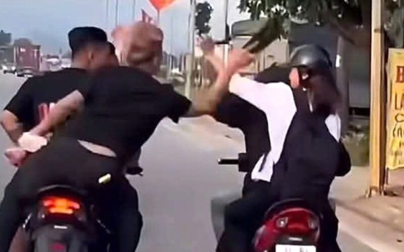 Bức xúc clip nhóm thanh niên ‘kẹp 3’ vi phạm hàng loạt lỗi, cầm dép đánh người đi đường