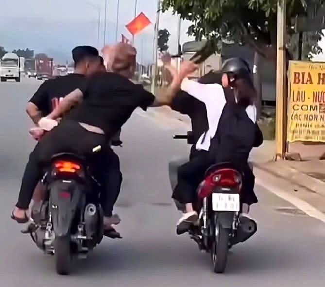 Bức xúc clip nhóm thanh niên 'kẹp 3' vi phạm hàng loạt lỗi, cầm dép đánh người đi đường- Ảnh 1.