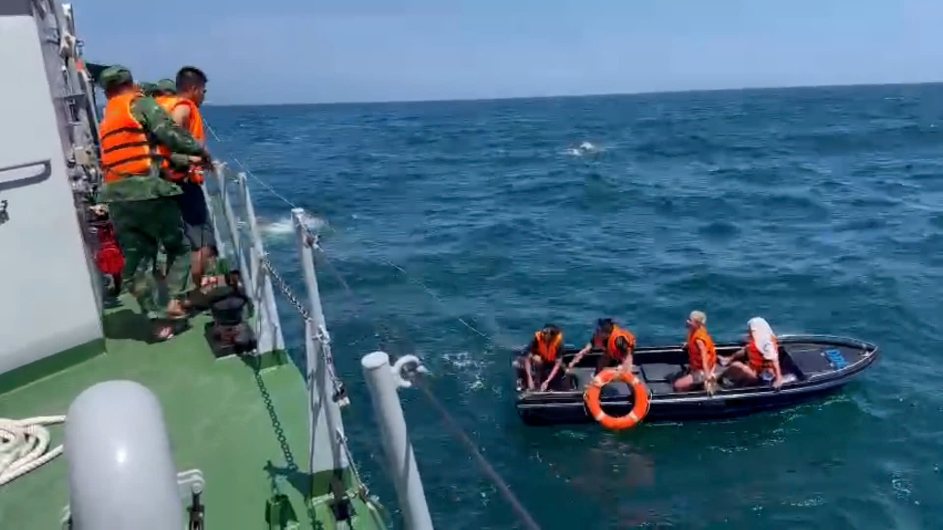 Cứu thành công 11 thuyền viên vụ đắm tàu tại vùng biển Bạch Long Vĩ- Ảnh 1.