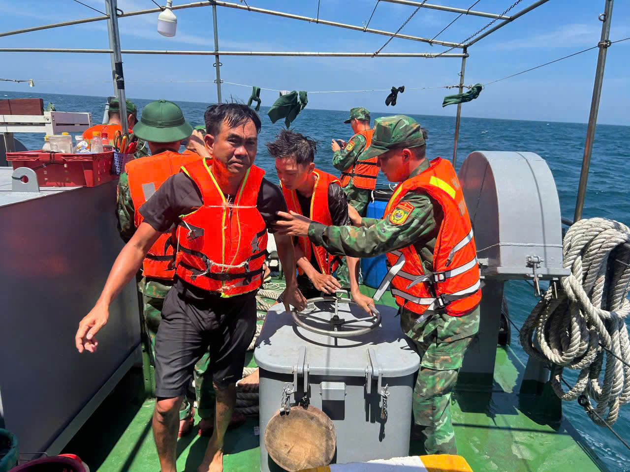 Cứu thành công 11 thuyền viên vụ đắm tàu tại vùng biển Bạch Long Vĩ- Ảnh 2.