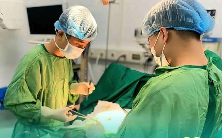 90 phút 'nghẹt thở' cứu người đàn ông bị vỡ lún sọ, tràn máu màng phổi- Ảnh 2.