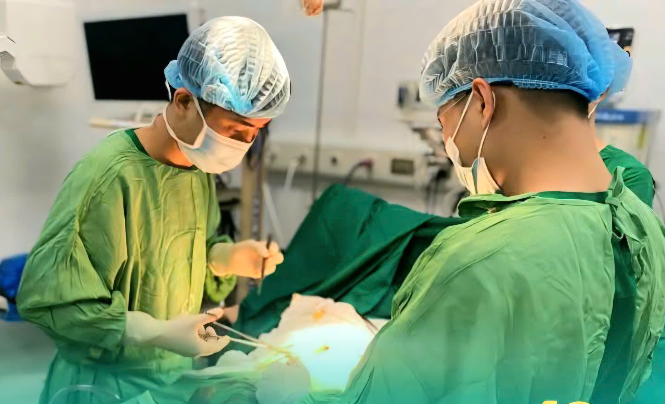 Cứu sống bệnh nhân sốc mất máu do đa chấn thương bụng sau tai nạn giao thông - Ảnh 1.