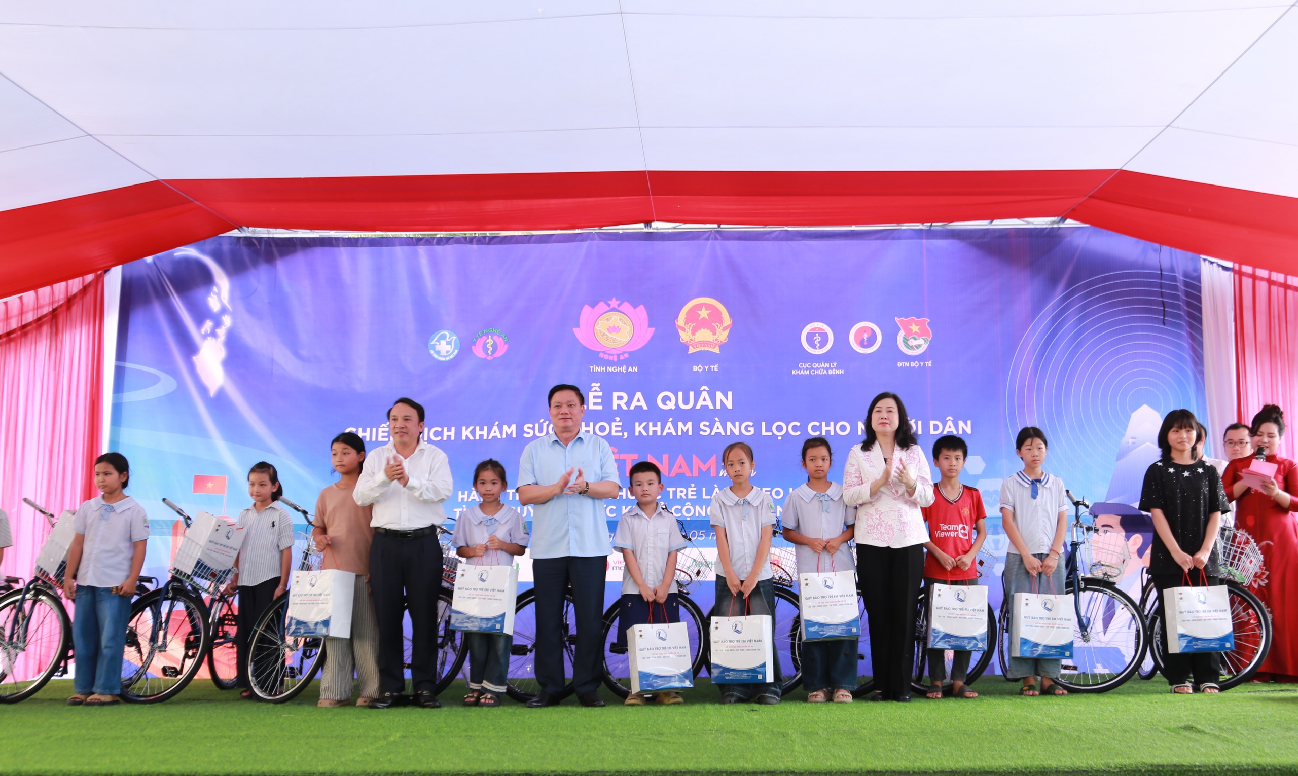 Bộ trưởng Đào Hồng Lan: Chăm sóc sức khỏe người dân từ sớm, từ xa và ngay tại cơ sở- Ảnh 2.