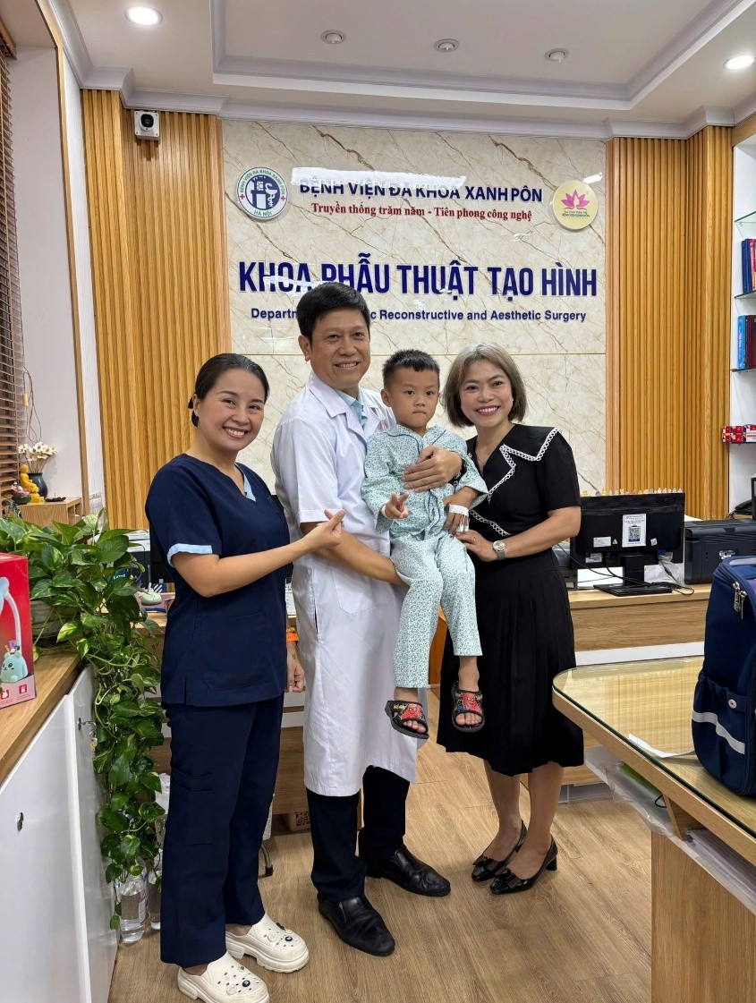 20 năm khoa Phẫu thuật tạo hình, Bệnh viện Xanh Pôn: Chữa lành khuyết hổng, rẽ hướng hàng vạn cuộc đời khiếm khuyết- Ảnh 5.